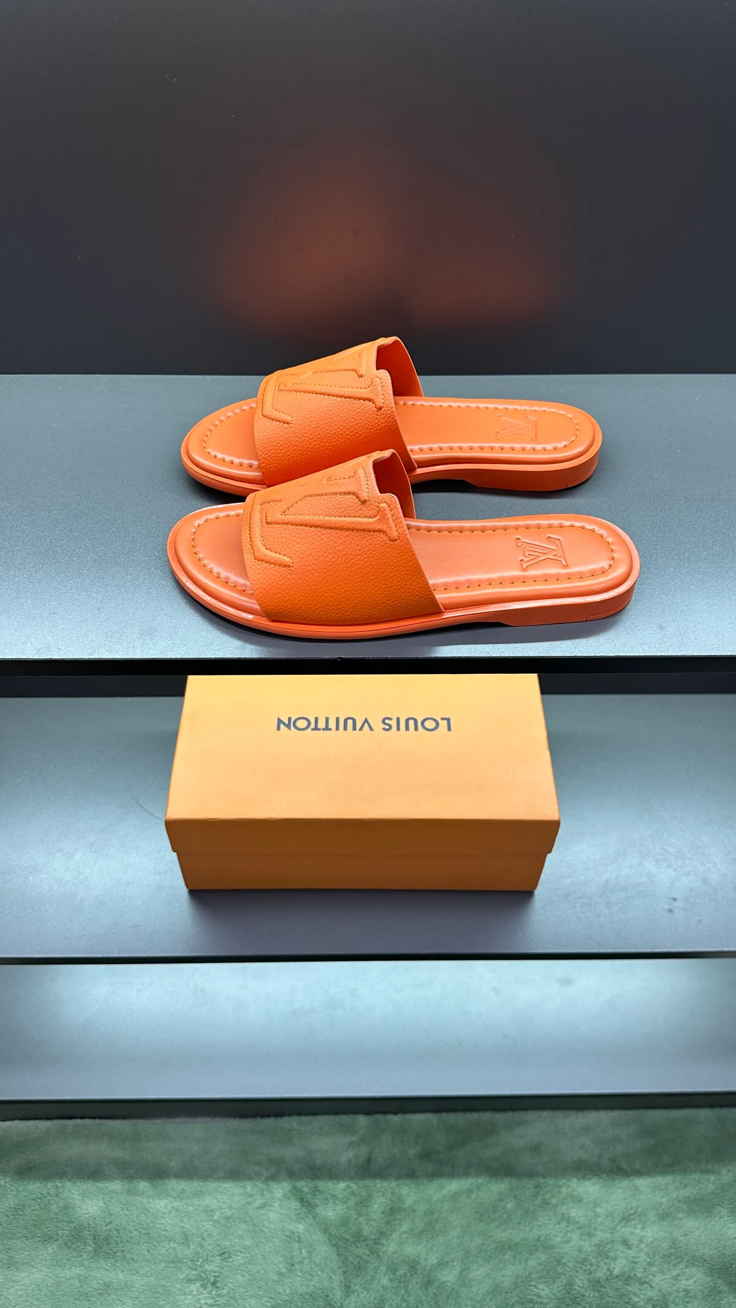 P300 🔍LV Men's Spring and Summer Slippers Counter Synchronization. The uppers are imported cowhide fabrics from Italy, with logo graphics and high-quality craftsmanship. Soles: original soles specially provided by the original factory. Exclusive movable molded soles are super comfortable. Original factory follow-up orders. 🔍🔍High quality. You can enter and leave the counter at will. Welcome to compare. Code number 38-45 No. 058